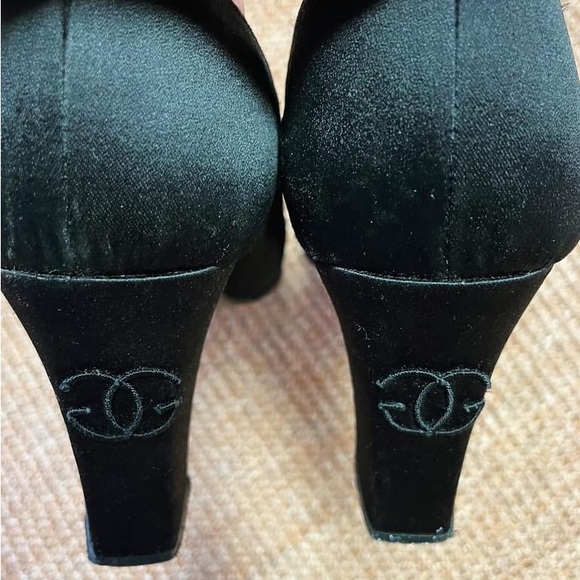 Vintage Givenchy pumps in black satin. - Picture 2 of 4